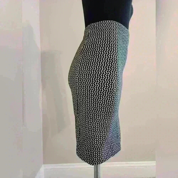 Ann Taylor pattern knit skirt - Picture 5 of 5